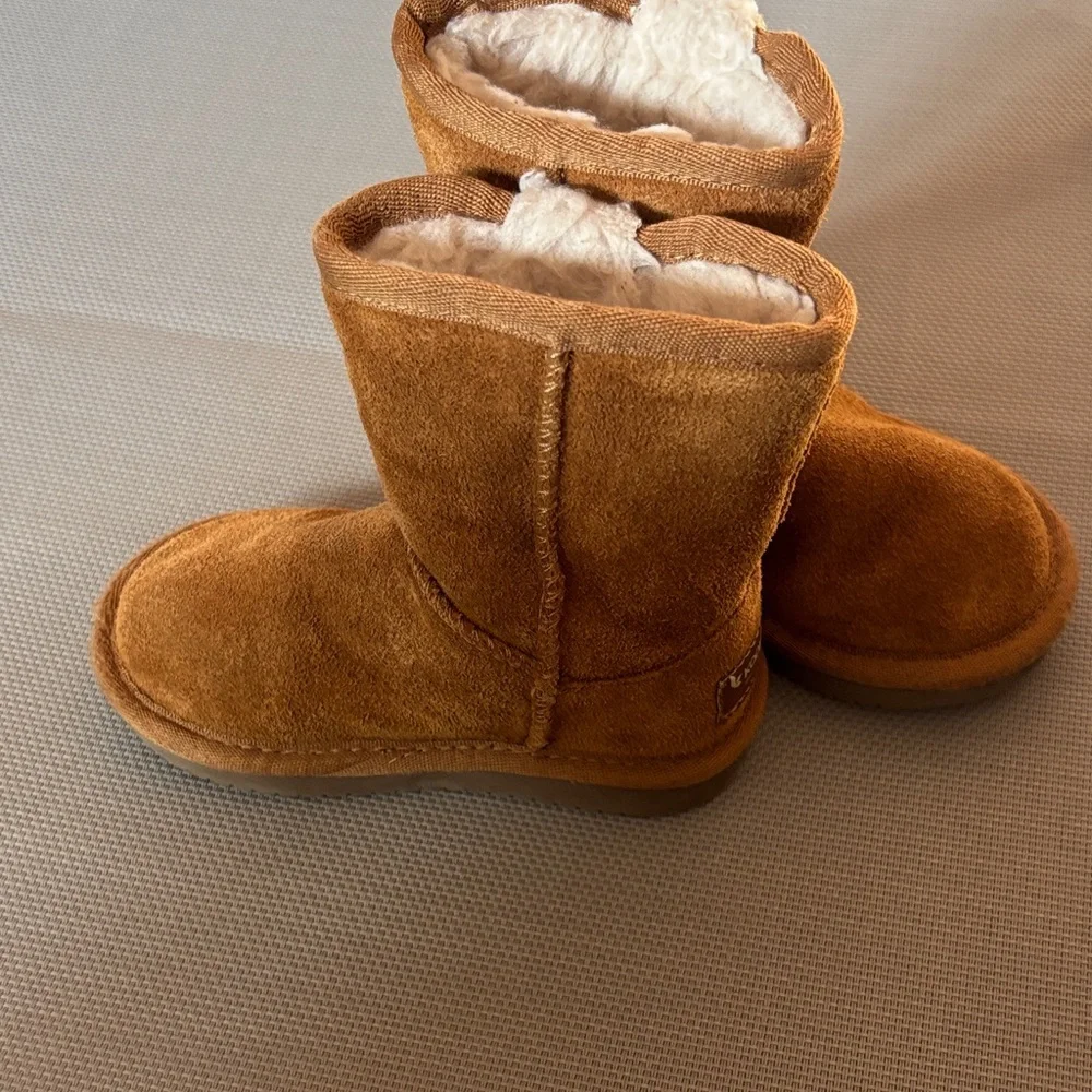Koolaburra Tan Suede shearling Boots with Bow Accent toddler 7